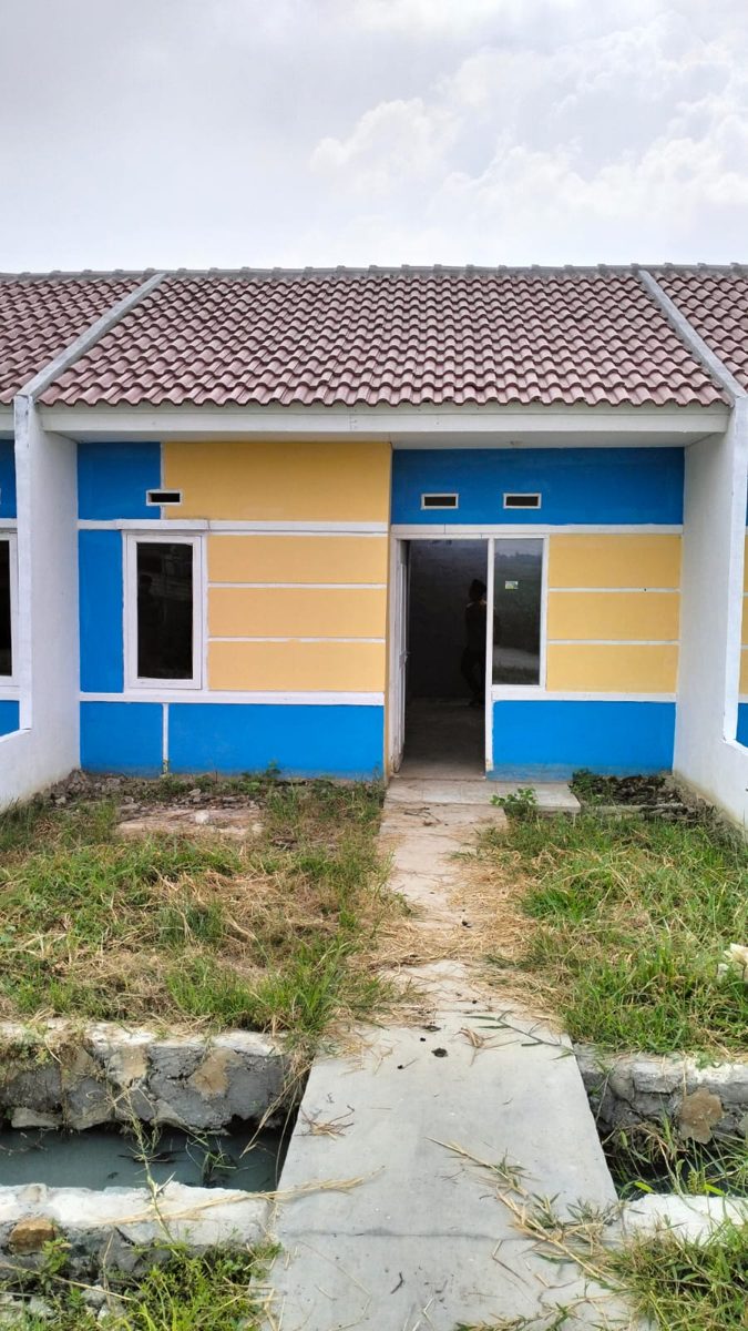 Tampak depan rumah dari jalan setapak